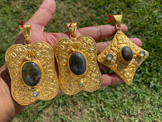 Gold Overlay Labradorite Pendant, Mystical Charm, Elegant Craftsmanship, Nature's Magic Jewelry, Aurora-inspired, Luxurious Design