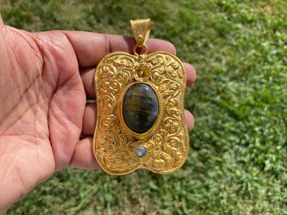 Gold Overlay Labradorite Pendant, Mystical Charm, Elegant Craftsmanship, Nature's Magic Jewelry, Aurora-inspired, Luxurious Design