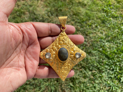 Gold Overlay Labradorite Pendant, Mystical Charm, Elegant Craftsmanship, Nature's Magic Jewelry, Aurora-inspired, Luxurious Design