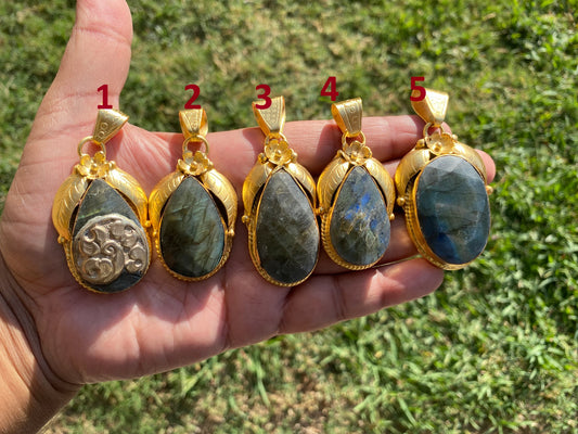 Gold Overlay Labradorite Pendant, Mystical Charm, Elegant Craftsmanship, Nature's Magic Jewelry, Aurora-inspired, Luxurious Design