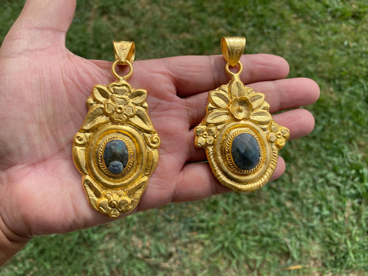 Gold Overlay Natural Labradorite Handcrafted Pendant, Mystical Charm, Elegant Craftsmanship, Nature's Magic Jewelry, Aurora-inspired