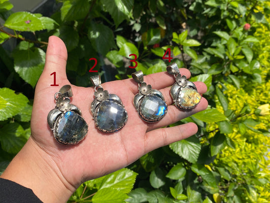 Hammered Floral Labradorite Pendant – Unisex Tibetan Silver Boho Pendant for Healing and Fashion, Bohemian Labradorite Pendant.