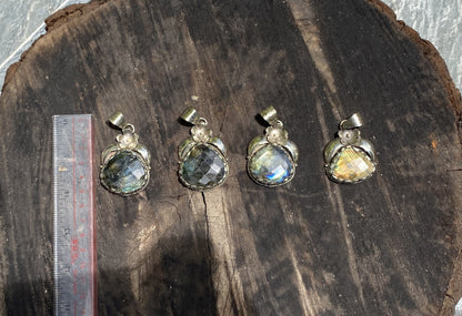 Hammered Floral Labradorite Pendant – Unisex Tibetan Silver Boho Pendant for Healing and Fashion, Bohemian Labradorite Pendant.