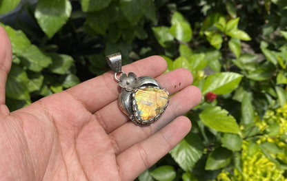 Hammered Floral Labradorite Pendant – Unisex Tibetan Silver Boho Pendant for Healing and Fashion, Bohemian Labradorite Pendant.