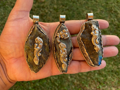 Large Raw Labradorite Natural Stone Tibetan Silver Pendant, Healing Crystal Pendant, Birthday Gift, Birthstone Jewelry, Animal Designs, Boho