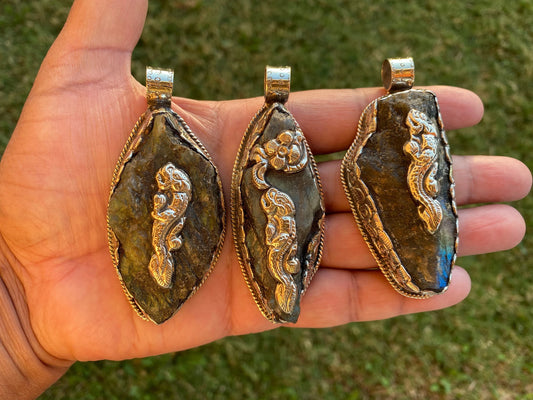 Large Raw Labradorite Natural Stone Tibetan Silver Pendant, Healing Crystal Pendant, Birthday Gift, Birthstone Jewelry, Animal Designs, Boho