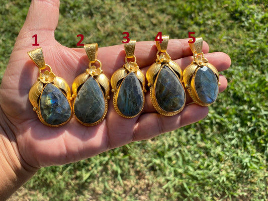 Gold Overlay Labradorite Pendant, Mystical Charm, Elegant Craftsmanship, Nature's Magic Jewelry, Aurora-inspired, Luxurious Design