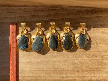 Gold Overlay Labradorite Pendant, Mystical Charm, Elegant Craftsmanship, Nature's Magic Jewelry, Aurora-inspired, Luxurious Design