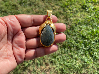 Gold Overlay Labradorite Pendant, Mystical Charm, Elegant Craftsmanship, Nature's Magic Jewelry, Aurora-inspired, Luxurious Design