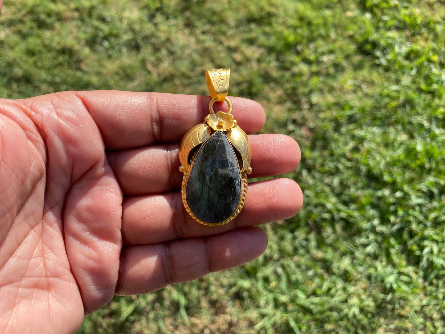 Gold Overlay Labradorite Pendant, Mystical Charm, Elegant Craftsmanship, Nature's Magic Jewelry, Aurora-inspired, Luxurious Design