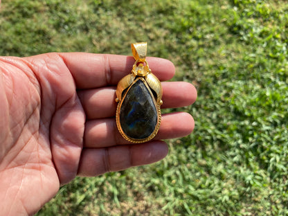 Gold Overlay Labradorite Pendant, Mystical Charm, Elegant Craftsmanship, Nature's Magic Jewelry, Aurora-inspired, Luxurious Design