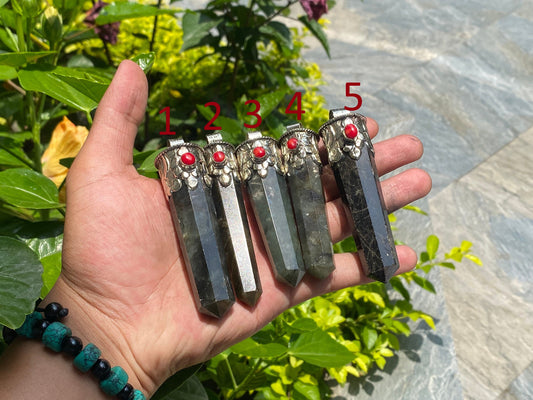 Natural Handmade Pointed Pendant, Unisex Pendant, Labradorite Pendant, Gift ideas.