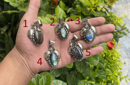 Natural Labradorite Drop Pendant, Hammered floral design, Unique labradorite pendant for daily wear, Perfect gift idea, Healing pendant.