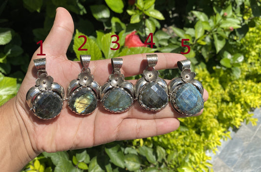 Natural Labradorite Pendant, Oval Shaped Labradorite Pendant, Aesthetic labradorite Pendant, Natural Gemstone Pendant, Unisex Pendant.