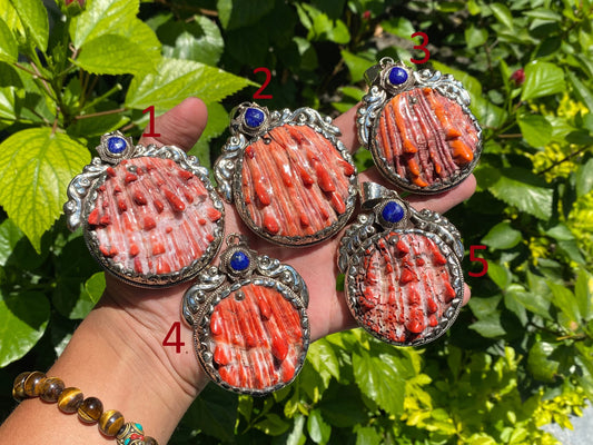 Ocean-Inspired Tibetan Silver Pendant with Handcrafted Spiny Oyster, Raw Lapis adorned pendant, Spiky Spiny oyster Pendant, Floral design.