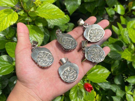 Rustic Bohemian Labradorite Pendant – Unisex Tibetan Silver Pendant for Healing and Everyday Wear, Hammered floral Design, Trendy Pendant.
