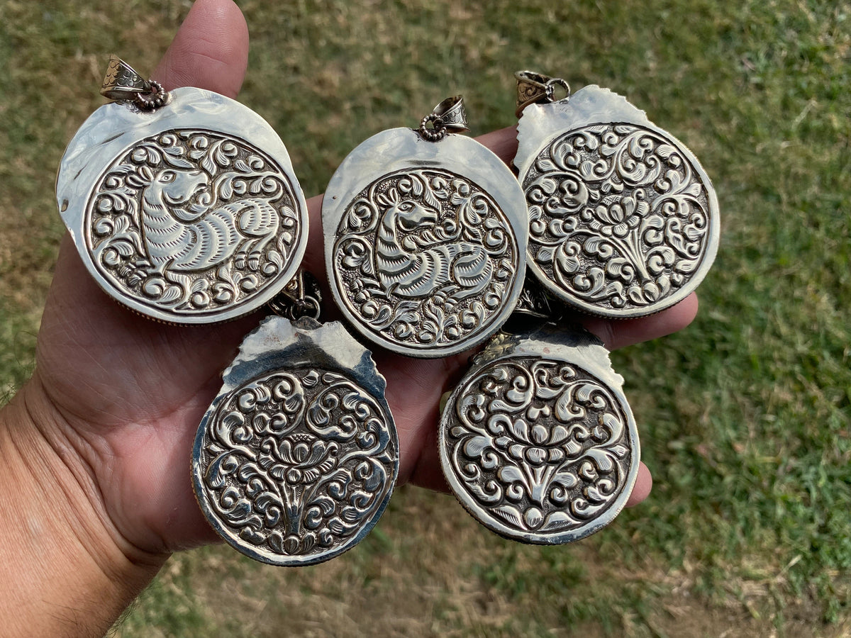 Spiny Oyster Shell Tibetan Silver Large Pendant, Native American Style Jewelry, Southwestern Jewelry, Spiky Thorny Pendant, Seashell Jewelry
