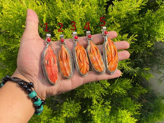 Natural Beauty: Spiny Oyster Pendant for Fashion and Healing, Pendant for daily wear, Coral adorned unisex pendant with healing energy.