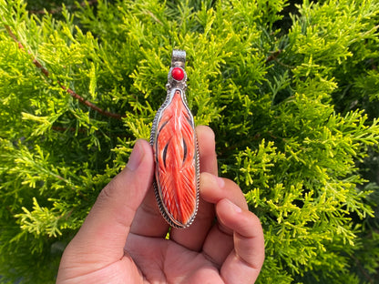 Natural Beauty: Spiny Oyster Pendant for Fashion and Healing, Pendant for daily wear, Coral adorned unisex pendant with healing energy.