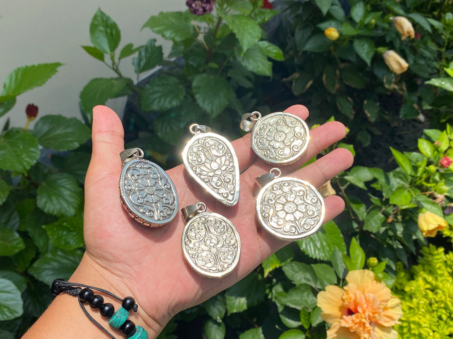 Unique Floral Carved pendant, Natural Labradorite pendant with floral Design, Pendant for daily wear, Healing pendant, Unisex pendant.