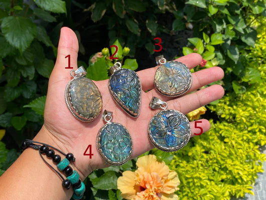 Unique Floral Carved pendant, Natural Labradorite pendant with floral Design, Pendant for daily wear, Healing pendant, Unisex pendant.