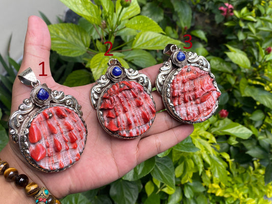 Unique Gift Idea: Ocean-Inspired Spiny Orange Oyster Pendant with Raw Lapis, Handmade Pendant, Hammered Floral design, Daily wear Pendant.