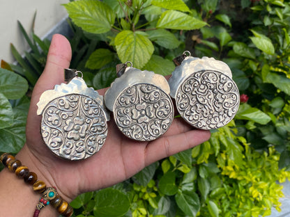 Unique Gift Idea: Ocean-Inspired Spiny Orange Oyster Pendant with Raw Lapis, Handmade Pendant, Hammered Floral design, Daily wear Pendant.