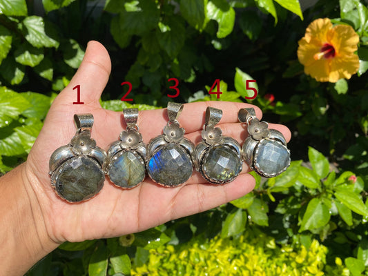 Unique Labradorite Pendant: Oval Shaped Gemstone Jewelry Crafted in Nepal, Unisex Design, Aesthetic pendant, Stylish gift, Natural Gemstone.