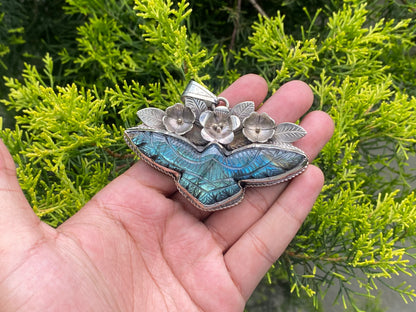 Elegant Eagle Shaped Labradorite Pendant for Daily Wear, Unique Labradorite Pendant with Floral Design, Unisex Pendant, Healing pendant.