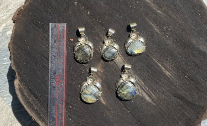 Unisex Boho Pendant for Daily Wear and Healing, Vintage-Style Bohemian Pendant, Rustic Bohemian Pendant, Natural Labradorite Tibetan Silver.