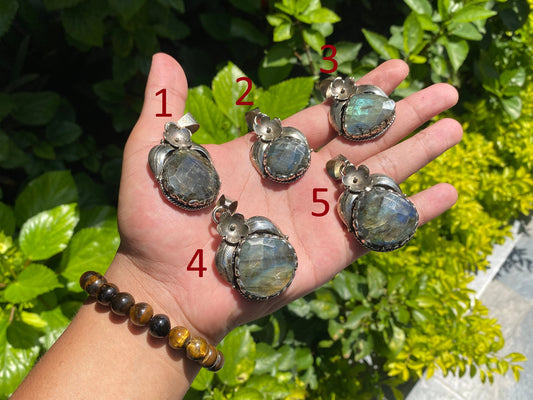 Unisex Boho Pendant for Daily Wear and Healing, Vintage-Style Bohemian Pendant, Rustic Bohemian Pendant, Natural Labradorite Tibetan Silver.