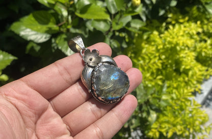 Unisex Boho Pendant for Daily Wear and Healing, Vintage-Style Bohemian Pendant, Rustic Bohemian Pendant, Natural Labradorite Tibetan Silver.
