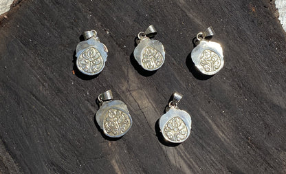Unisex Floral-Themed Labradorite Pendant, Oval Shaped Pendant, Hammered Tibetan Silver Details, Healing Energy, Daily wear Unique Pendant.
