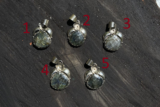 Unisex Floral-Themed Labradorite Pendant, Oval Shaped Pendant, Hammered Tibetan Silver Details, Healing Energy, Daily wear Unique Pendant.