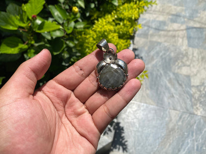 Unisex Floral-Themed Labradorite Pendant, Oval Shaped Pendant, Hammered Tibetan Silver Details, Healing Energy, Daily wear Unique Pendant.