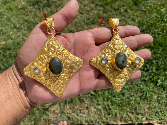 Gold Overlay Labradorite Pendant, Mystical Charm, Elegant Craftsmanship, Nature's Magic Jewelry, Aurora-inspired, Luxurious Design
