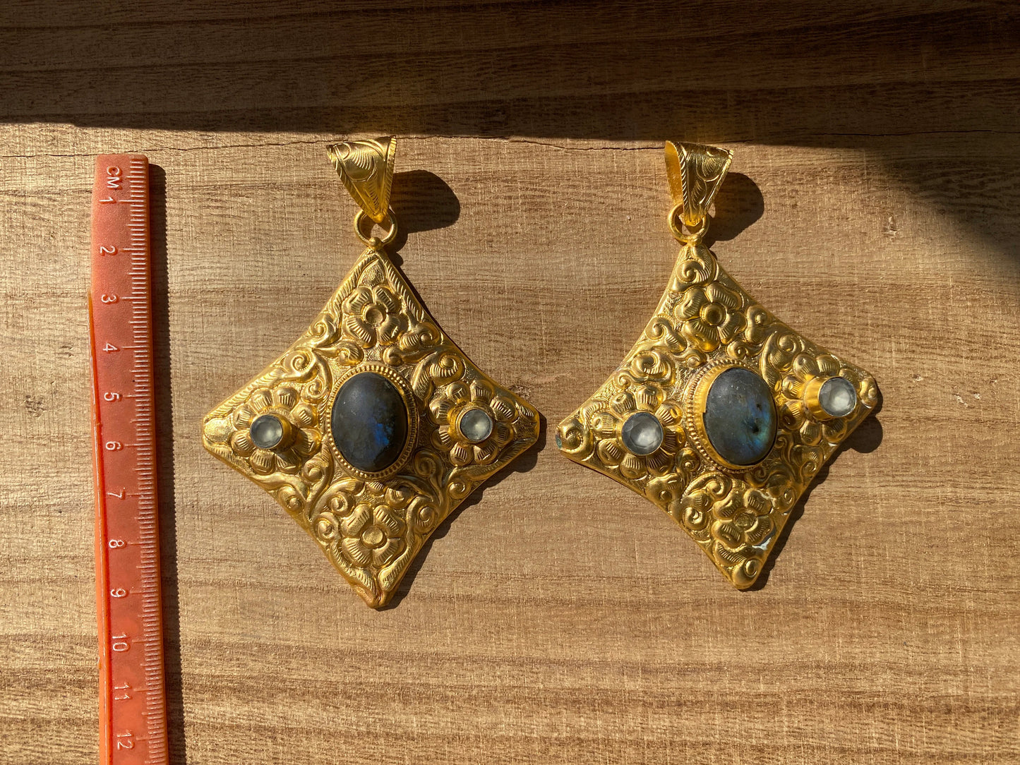 Gold Overlay Labradorite Pendant, Mystical Charm, Elegant Craftsmanship, Nature's Magic Jewelry, Aurora-inspired, Luxurious Design
