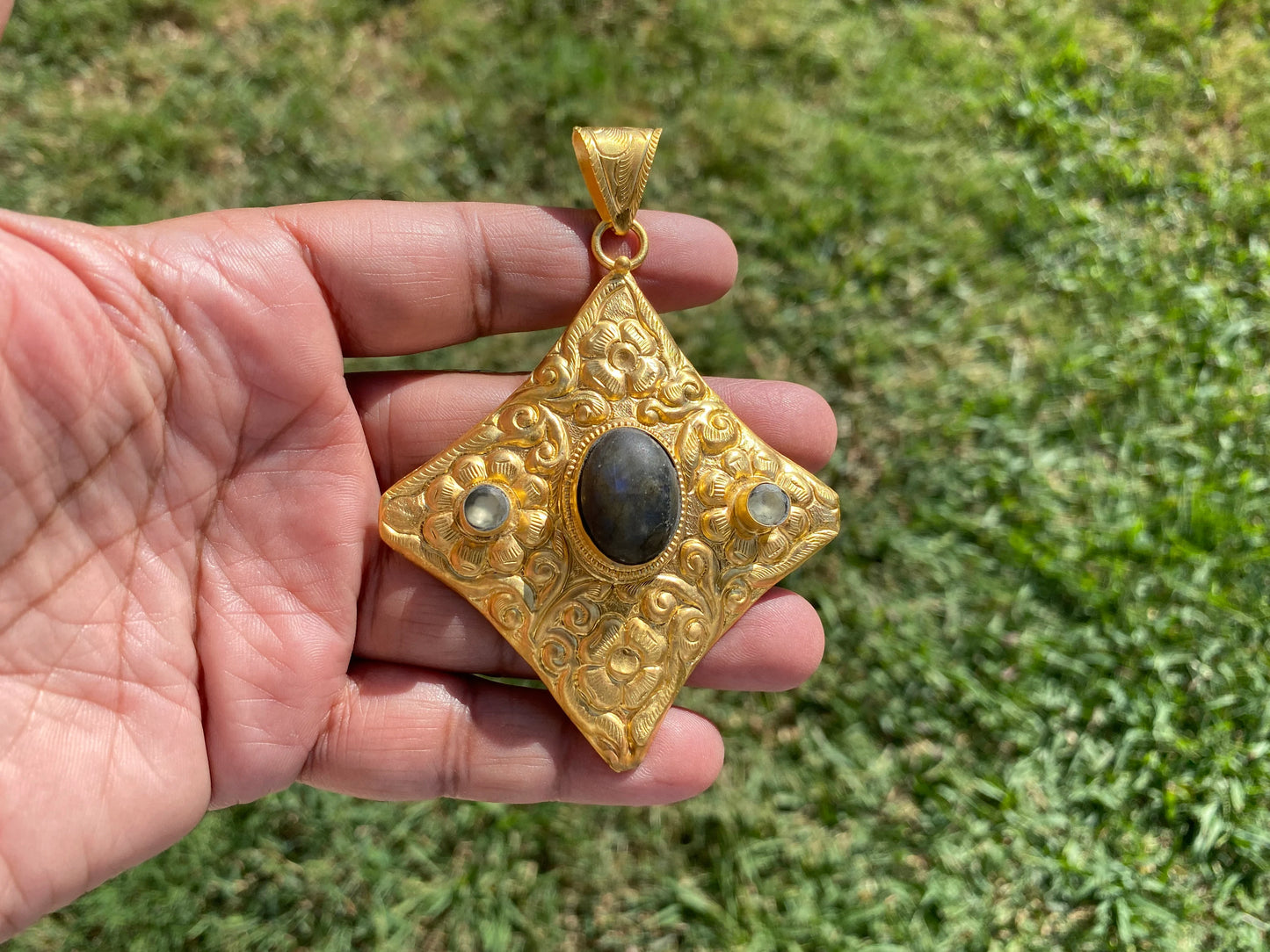 Gold Overlay Labradorite Pendant, Mystical Charm, Elegant Craftsmanship, Nature's Magic Jewelry, Aurora-inspired, Luxurious Design