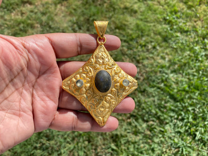 Gold Overlay Labradorite Pendant, Mystical Charm, Elegant Craftsmanship, Nature's Magic Jewelry, Aurora-inspired, Luxurious Design