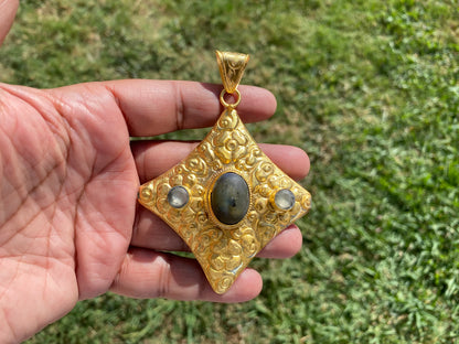 Gold Overlay Labradorite Pendant, Mystical Charm, Elegant Craftsmanship, Nature's Magic Jewelry, Aurora-inspired, Luxurious Design