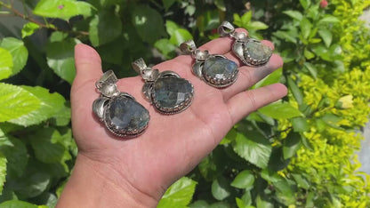 Hammered Floral Labradorite Pendant – Unisex Tibetan Silver Boho Pendant for Healing and Fashion, Bohemian Labradorite Pendant.