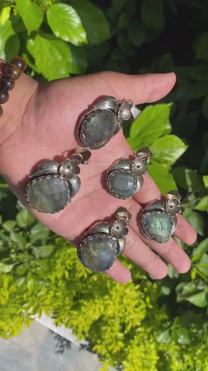 Unisex Boho Pendant for Daily Wear and Healing, Vintage-Style Bohemian Pendant, Rustic Bohemian Pendant, Natural Labradorite Tibetan Silver.